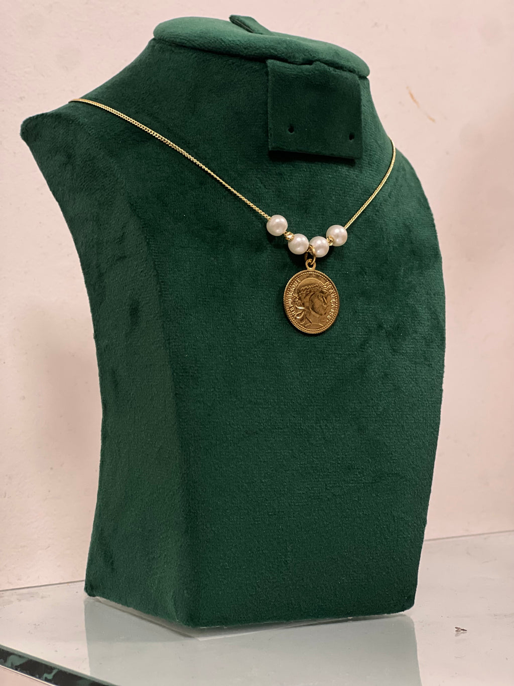 Collier Médaillon Pièce et Perles Blanches - Style Vintage