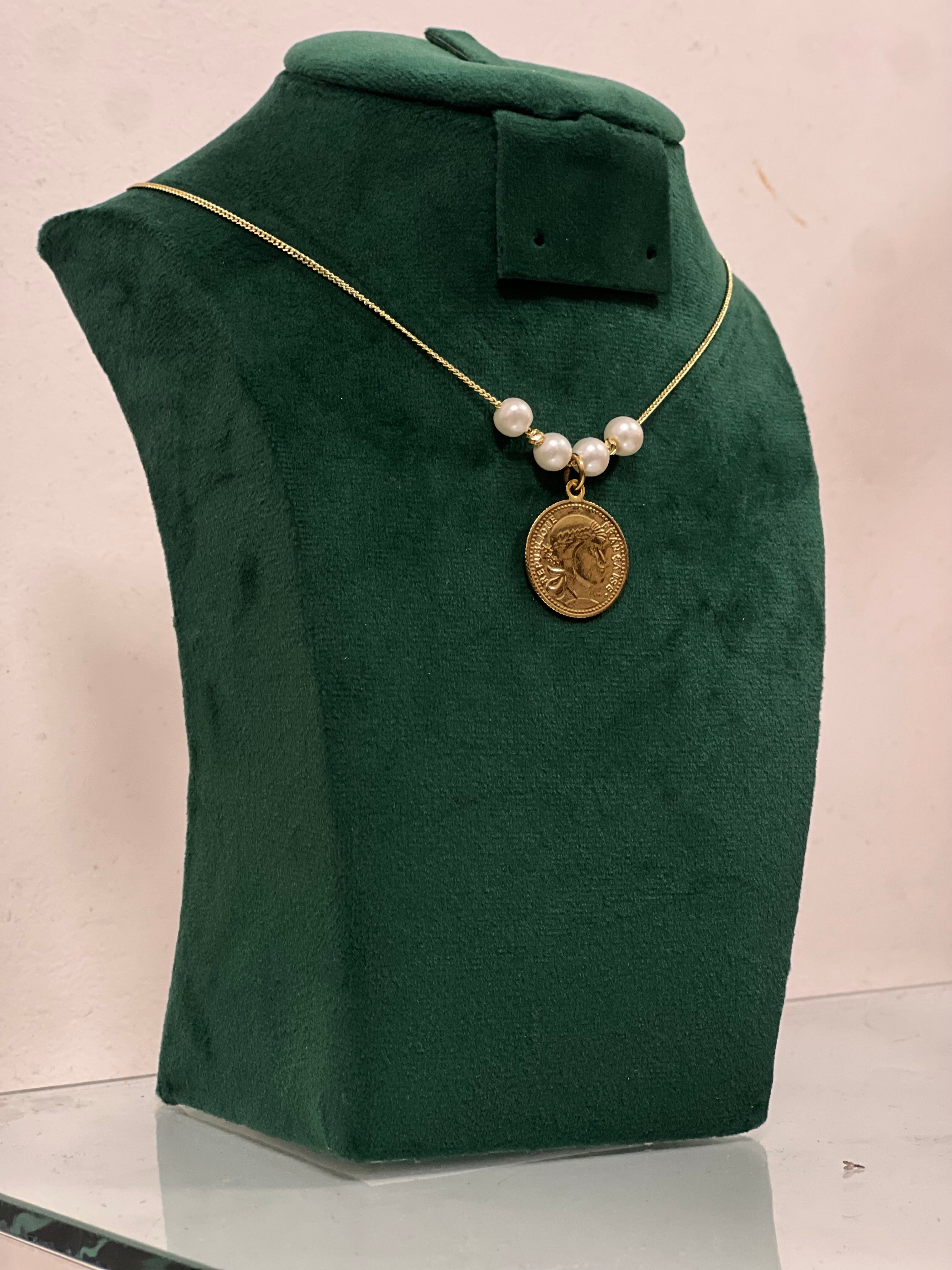 Collier Médaillon Pièce et Perles Blanches - Style Vintage