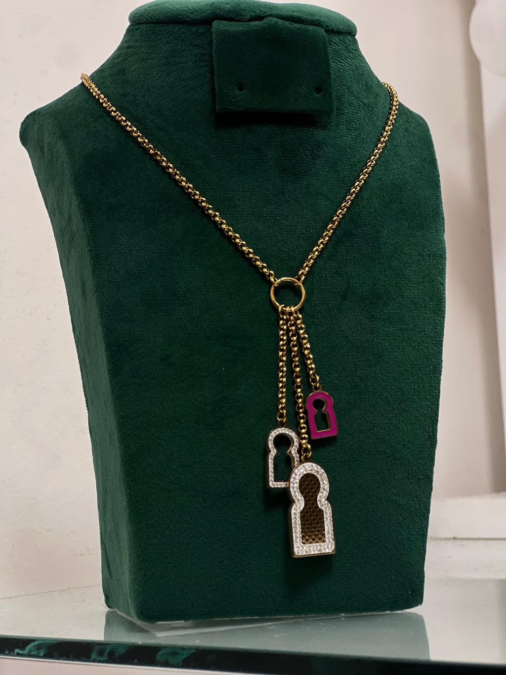 Collier Longue Chaîne Dorée avec Breloques (sautoir)
